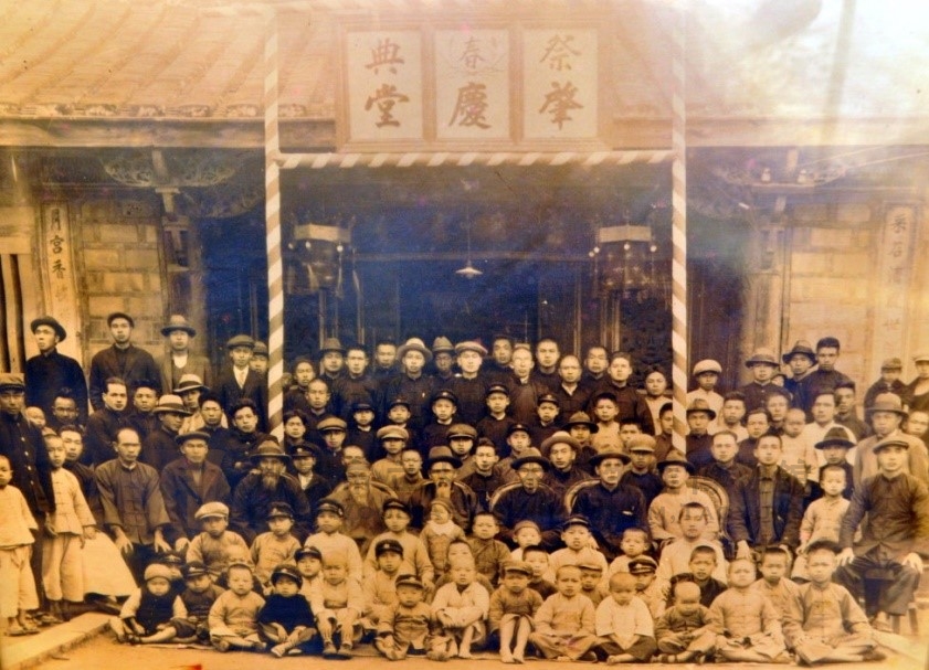 段落敘述相關的圖示說明：由李後繁先生提供，1930年代李家肇慶堂春祭時的紀念相片。